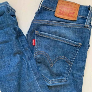  - säljer dessa superfina byxor från levis eftersom de knappt kommer till användning då de är alldeles för långa för mig! de är i bra skick, hör av dig för mer bilder! ☺️