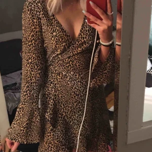  - Skitsnygg leopardklänning🐆🐆