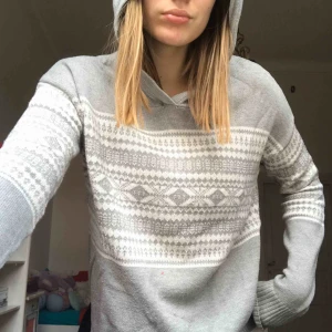  - Gray sweater from GAP with white winter themed print on it❄️ It’s a small but it would also fit a medium💘