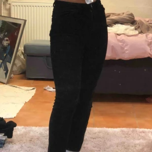  - Säljer mina super snygga weekday Manchester byxor.Frakten är ingår i priset!💞Skriv för fler bilder