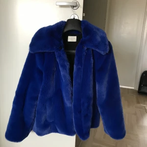 Faux pälsjacka från NORR - Endast testad. Storlek S/M. Org pris 2500 kr 