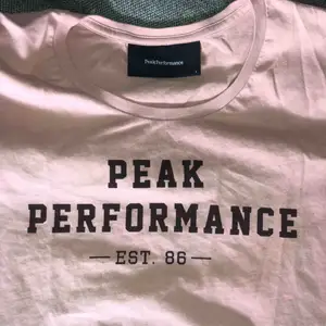 T-shirt från peak performance som knappt är använd