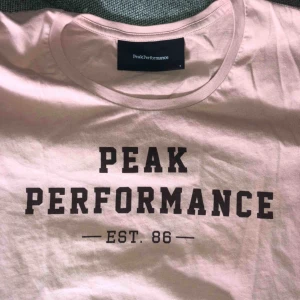  - T-shirt från peak performance som knappt är använd
