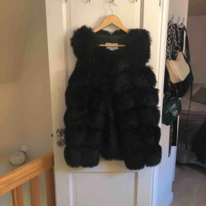  - Fejk päls! Gott skick! Super snygg. Skulle förklara sen som en ONE SIZE då jag som är XS har den i M för att den ska vara lite större