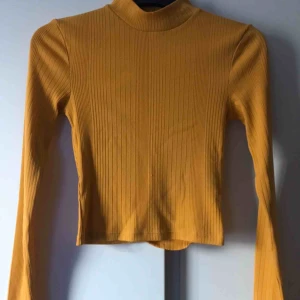  - Polotröja från HM, figurnära modell som sitter jättefint på kroppen. Har dessvärre blivit för liten för mig. 