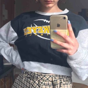  - croppad collegetröja från beyond retro. använd men fortfarande i bra skick. sjukt snygg och går att ha till allt! frakt inkluderad 