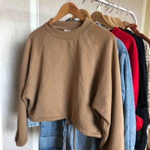 - Cropped boxig sweat från weekday i nougatfärg. Knyts nedtill! Pris inkl frakt