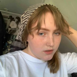  - Jättefin scarf! Mått: 65x65cm. Fri frakt! 