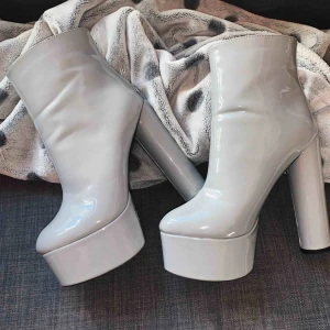 Riktigt snygga klackar - (Reserverade) Skit snygga klackar, 15cm höga. Helt oanvända då de inte är min stil och jag inte är bra på att gå i klackar ☺️ kan mötas i Gbg eller lämna i brevlåda i Gbg, annars tillkommer frakt🌷