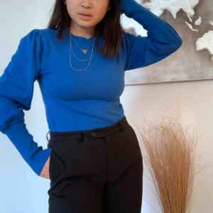  - Finaste blåa tröjan från Gina Tricot. Ett statementplagg helt enkelt! Bra skick och i strl S💙 Eventuell frakt tillkommer