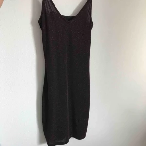  - Säljer min fina svarta och rödglittriga klänning i ungefär storlek 36/S, passar även 34/XS. Superfin men har aldrig använt den och säljer den därför, perfekt till fest. Köpare står för eventuell frakt💗⚡️