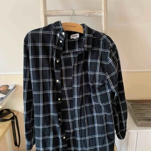  - Rutig Weekday skjorta storlek M