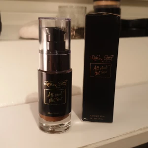 All about that base  - En foundation från märket "Rebecca Stella". Passar en mörk hudton med neutral underton. Endast testad!