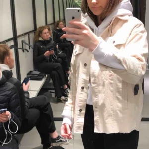  - Knappt använd, beige oversized Manchesterjacka