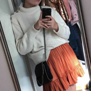  - Sparsamt använd tröja från zara i storlek S! Skitsnygg färg och passar till allt!! I priset ingår frakt!