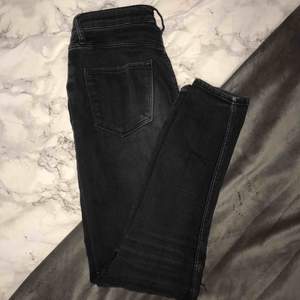 Sjukt fina svarta jeans som jag själv gjort hål  på knäna💓passar en liten xs/xss, skicka ett meddelande för fler bilder💜
