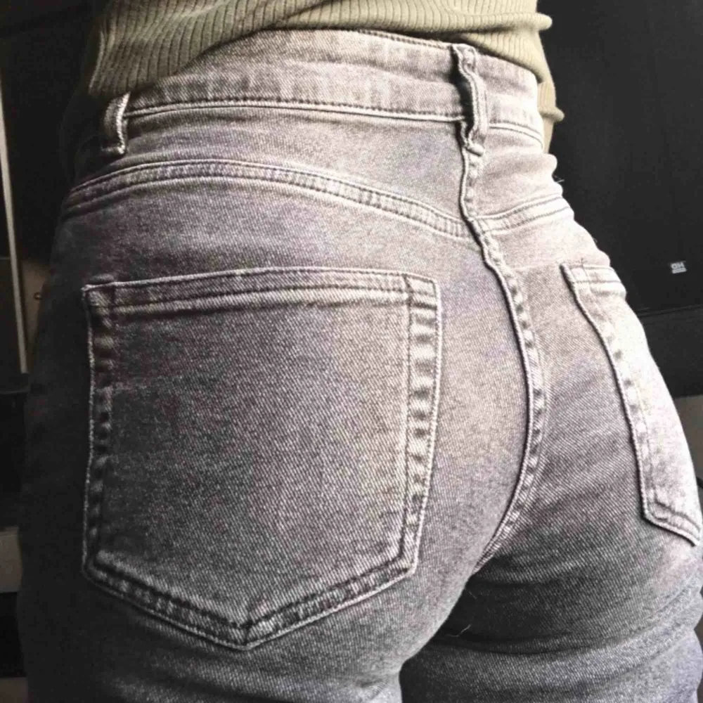 Ett par jättefina raka gråa byxor från HM, väldigt bekväma och inte särskilt slitna. Dom är fransigt avklippta, köparen står för frakt💐💓. Jeans & Byxor.