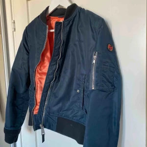 Bomberjacka - Mörkblå bomberjacka  Köpt för ca 1800 Liten M storlek