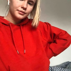  - Röd hoddie från monki❤️ skriv för fler bilder på tröjan!! 