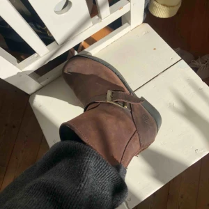  - Johnny Bulls i mörkbrunt skinn med matt guldspänne i riktigt bra skick! I och med den ”slitna” looken som denna modellen än som nyköpt kan du knappast slita ut dom för mycket och få dom att se dåliga ut😍 Nypris 1550kr! frakt tillkommer för köparen✨