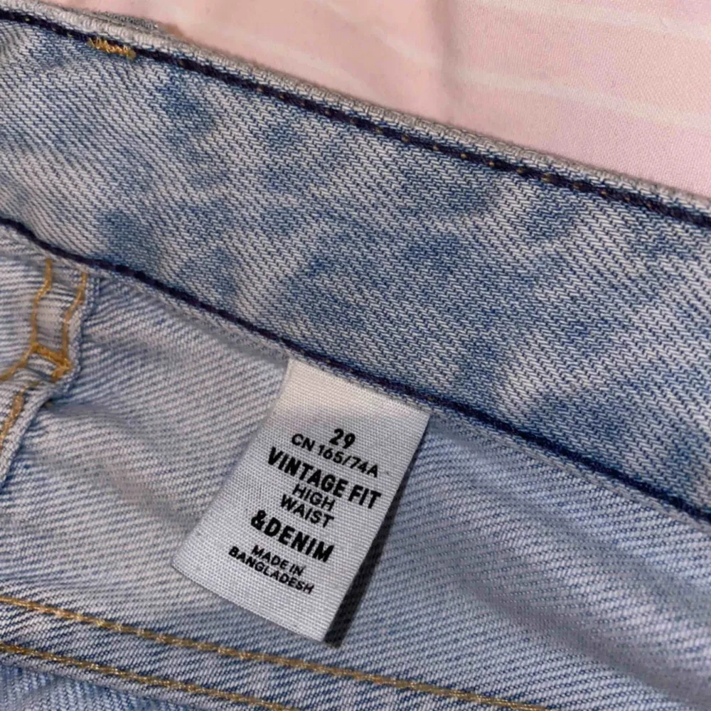 säljer mina favorit jeans ifrån H&M som jag ÄLSKAR! Men tyvärr inte passar mig längre 😩 sitter skit snyggt och är en perfekt blå färg. Modellen ska vara vintage och ni ser ju hur drömmiga😍. Jeans & Byxor.