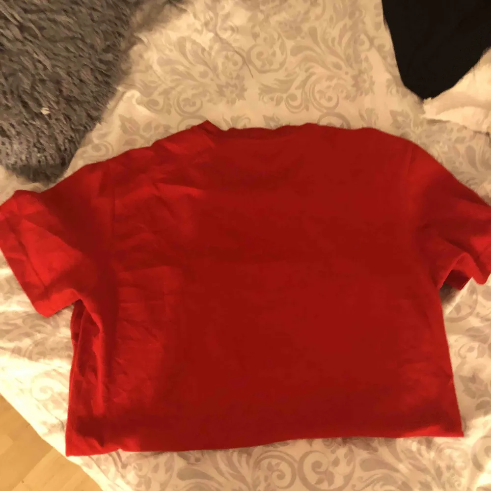 Röd T-shirt från Adidas x Chicago bulls! Använd fåtal gånger och säljer den pga den anledningen, så den är i mycket fint skick. Jag står för frakten och betalning sker via swish <3. T-shirts.