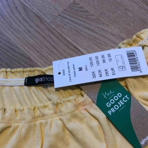 Topp! - Superfin tshirt som kan bäras både som off shoulder och som vanligt. Helt ny och aldrig använd, nypris 129kr, storlek M. Hör av er för fler bilder❤️