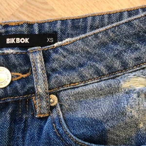  - Asnajs jeansshorts från bikbok med mycket bra passform, inga defekter. Hör av er för fler bilder❤️