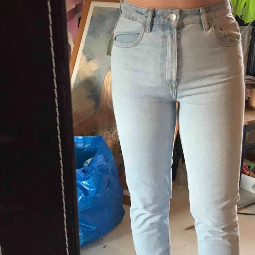 Mom jeans från Zara. Storlek 36 som jag tyvärr vuxit ur.   Jag är 173cm ☺️. Jeans & Byxor.