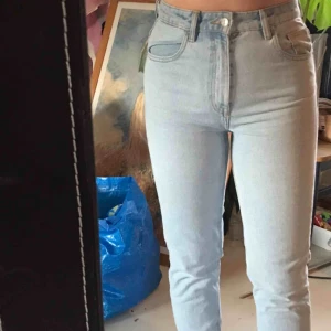  - Mom jeans från Zara. Storlek 36 som jag tyvärr vuxit ur.   Jag är 173cm ☺️