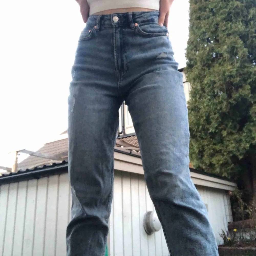 Snygga jeans från hm med lite slitningar🧚🌼 Stolek 36 och sitter bra i midjan. Mötas up eller köparen betalar för frakten😊. Jeans & Byxor.