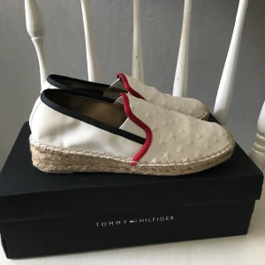 Tommy Hilfiger ”slip on” sko i strl. 36 - Perfekta vår/sommar skon som inte bara är snygg utan också bekväm. Använt skorna fåtal gånger så dom är i mycket bra skick. Skorna är i storlek 36 från Tommy Hilfiger.