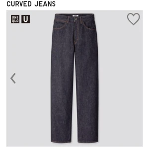 Raka blåa jeans - Säljer fina mörkblå jeans från uniclo, sitter om eytys jeansen! Går till fötterna om man är ca 171 cm lång men jag kan ha dem som är 173cm! 💕💕 felfria. Passar en xs-m