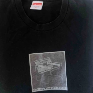  - Supreme chair tee köpt första droppet 2018. Använt några gånger men skicket är jättebra. Hör av dig om du vill se fler bilder