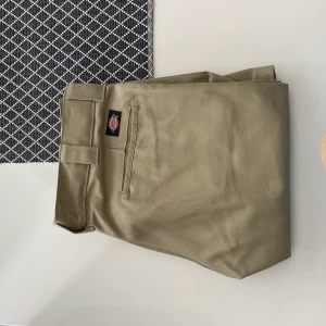 Dickies byxor - Använt 2-3 gånger, tycker de sitter lite tajtare än vad jag önskar så väljer att låta någon annan ta över! Jag står för frakten (inkluderas i priset) 
