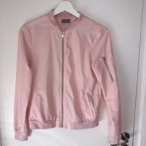 Tunn bomberjacka XS  -  ⚡️ Tunn ljusrosa bomberjacka, perfekt till våren/sommaren!    ⚡️ Bra skick!    ⚡️ Tryck på knappen under bilden för att köpa.    ⚡️ Kan skickas mot fraktkostnad. 