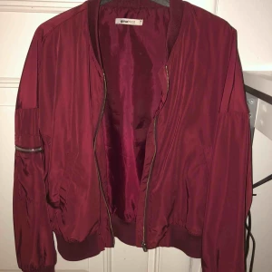  - Bomberjacka ifrån ginatricot. Köpare står för frakt.