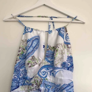  - Jättefin sommarklänning med öppen rygg och färgglatt  mönster. Använd två gånger och i mycket bra skick. Perfekt nu när det blir varmare ute🌺☀️🥰 kan mötas i Stockholm eller frakt så då tillkommer.