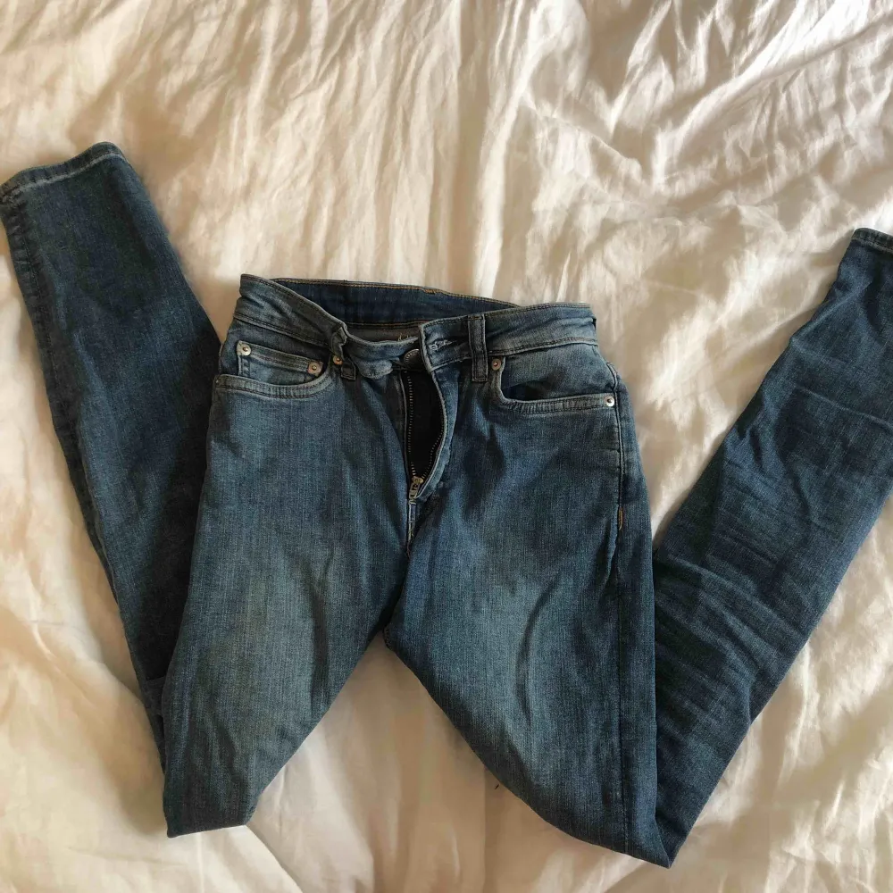Tighta jeans från weekday med mycket stretch. Modellen heter thursday blue. . Jeans & Byxor.