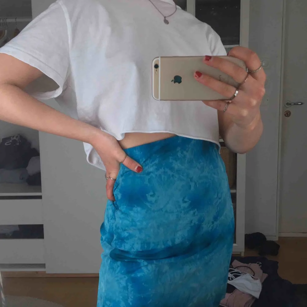 Superfin blå tie dye kjol, passar XS och S. Sitter superbra och passar perfekt nu till sommaren :)). Kjolar.