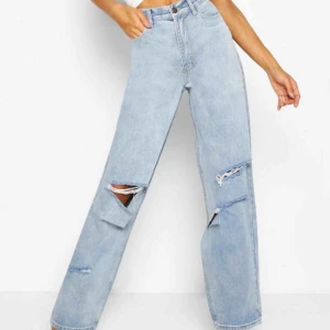  - Ett par helt oanvända och nya boyfriend jeans från boohoo. Säljer eftersom jag köpte fel storlek.  Köparen står för frakt. Skriv till mig för fler bilder.