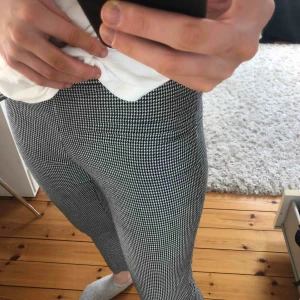  - fina kostymbyxor för h&m, storlek 36 men för mig som är 38 är de för små så skulle säga att de passar bäst för en 34!