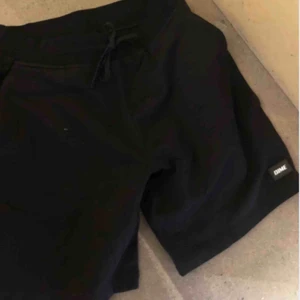  - Väldigt fina DIME shorts perfekt till sommaren. Helt oanvända och lappen finns kvar. Frakten ingår. 