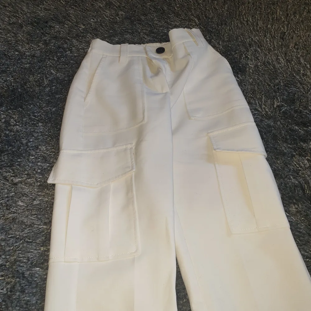 Grymt snygga cargopants från Bershka i storlek 32. Jag älskar själv dessa men de är för små för mig tyvärr. Använd enstaka gånger. . Jeans & Byxor.