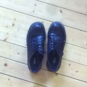  - Svarta lågskor i fakeskinn. 