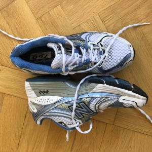  - Jättesnygga new balance 760 skor i nyskick. Skit coola nu till vår och väldigt populära!! Storlek 37,5 