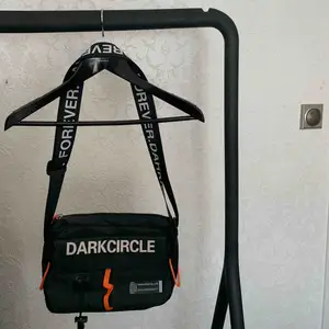 Jätte fin väska från märket DarkCircle. Aldrig använd, kostade typ 400 kronor. Står FOREVER DARKNESS PÅ BANDET. Med orangea detaljer, rymlig crossbody. 