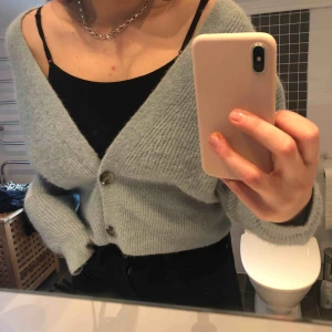  - säljer denna superfina ljusblåa koftan💕 strlk.M och nyskick köpte den för ca 2månader sen och har endast använt den ett fåtal ggr💜