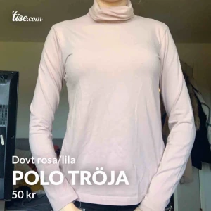  - Väldigt basic men fin & mjuk tröja i storlek M men passas absolut en S också. Kragen går att vika som man vill och ser ut såhär (se bild 2), väldigt ljus & dov färg av rosa/lila, går att matcha till mycket. #rosalila, färgen visas mer rättvist på bild 