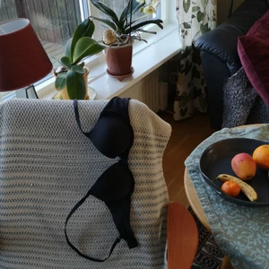 BH från Lindex storlek 70A - Svart BH i storlek 70A, i polyamid och elastine material (len och blank) bygel och justerbara axelband. Perfekt för dig som har svårt att hitta BHar i de mindre storlekarna. 